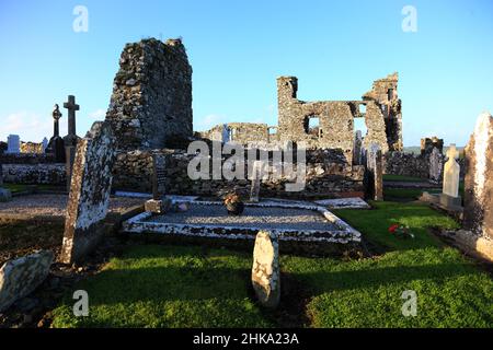 Friedhof und Ruinen der Klosterkirche auf dem Hill of Slane, Provinz Leinster, Irland / le rovine della chiesa franca e il cimitero sulla collina Foto Stock