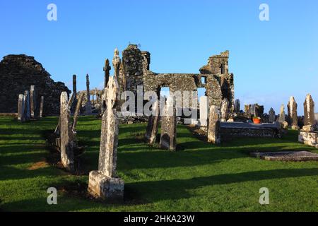 Friedhof und Ruinen der Klosterkirche auf dem Hill of Slane, Provinz Leinster, Irland / le rovine della chiesa franca e il cimitero sulla collina Foto Stock