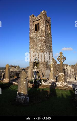 Friedhof und Ruinen der Klosterkirche auf dem Hill of Slane, Provinz Leinster, Irland / le rovine della chiesa franca e il cimitero sulla collina Foto Stock