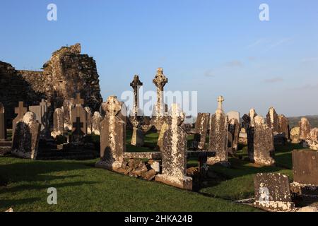 Friedhof und Ruinen der Klosterkirche auf dem Hill of Slane, Provinz Leinster, Irland / le rovine della chiesa franca e il cimitero sulla collina Foto Stock