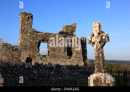 Friedhof und Ruinen der Klosterkirche auf dem Hill of Slane, Provinz Leinster, Irland / le rovine della chiesa franca e il cimitero sulla collina Foto Stock