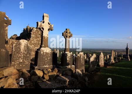 Friedhof und Ruinen der Klosterkirche auf dem Hill of Slane, Provinz Leinster, Irland / le rovine della chiesa franca e il cimitero sulla collina Foto Stock