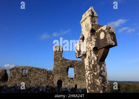 Friedhof und Ruinen der Klosterkirche auf dem Hill of Slane, Provinz Leinster, Irland / le rovine della chiesa franca e il cimitero sulla collina Foto Stock