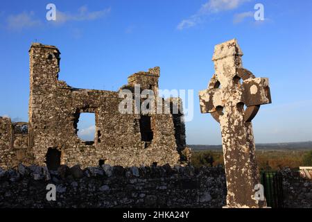 Friedhof und Ruinen der Klosterkirche auf dem Hill of Slane, Provinz Leinster, Irland / le rovine della chiesa franca e il cimitero sulla collina Foto Stock