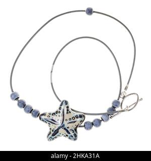 collana artigianale aggrovigliata realizzata con stelle e perline in ceramica fatte a mano su cordino in pelle isolato sul retro bianco Foto Stock