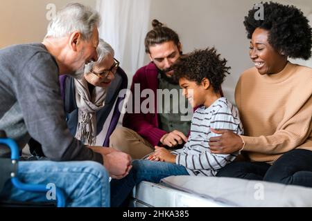 Ritratto di famiglia multietnica felice multi-generazione che trascorrono tempo insieme Foto Stock