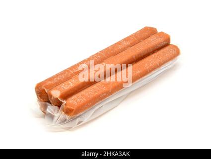 Una confezione di salsicce (hot dog) in un foglio sottovuoto posto su sfondo bianco. Foto Stock