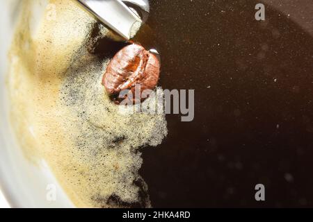 Dettaglio interno della tazza con caffè con grana e schiuma. Vista dall'alto. Composizione orizzontale. Foto Stock