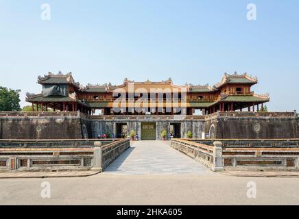 Porta Meridiana (porta Sud) entrata alla Città Imperiale di Hue (la Cittadella) sul Fiume profumo, Hue, provincia di Thua Thien Hue, Vietnam centrale Foto Stock