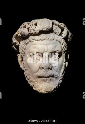 Testa di marmo dell'imperatore romano Diocleziano, periodo romano, (284-305 d.C.). Museo Archeologico di Istanbul. Foto Stock