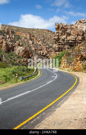 La strada panoramica rurale del R339, conosciuta come Passo del Principe Alfred, si snoda attraverso uno stretto canyon vicino a Uniondale, nel Capo Occidentale, Sud Africa. Foto Stock