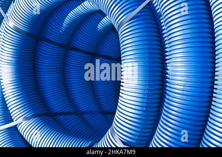 Particolare del tubo in polietilene colorato utilizzato nell'industria edile per impianti idraulici o per impianti elettrici. Foto Stock