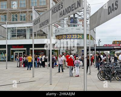 Berlino. Alexanderplatz, giugno 2009: Mostra sul 20th anniversario della rivoluzione pacifica e incontro di lutto per Michael Jackson Foto Stock