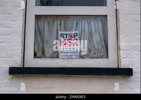 Harefield, Uxbridge, Regno Unito. 2nd Febbraio, 2022. Un cartello Stop HS2 in una finestra della casa. Gli attivisti si stanno ancora battendo contro il progetto distruttivo HS2 High Speed Rail da Londra a Birmingham. Credit: Maureen McLean/Alamy Foto Stock