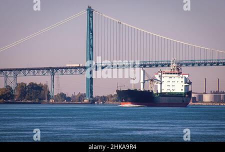 Le materie prime vengono spedite sul fiume Detroit sotto il ponte internazionale Foto Stock