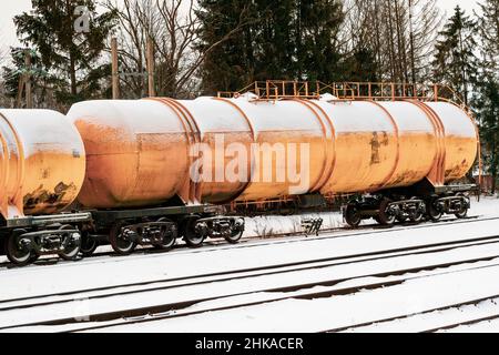 Ultimo carro cisterna del treno in partenza. Alimentazione carburante ferroviario. Foto Stock