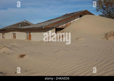 Una duna di sabbia sepoltura una casa a Newberry Springs Foto Stock