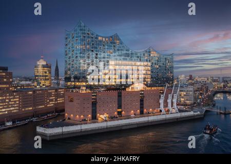 elbphilharmonie illuminata al crepuscolo Foto Stock