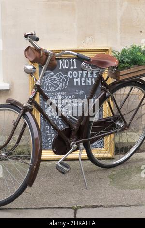 Vista sulla città di Bath, Somerset, Regno Unito. Menu e bicicletta all'esterno della caffetteria No 11. Foto Stock