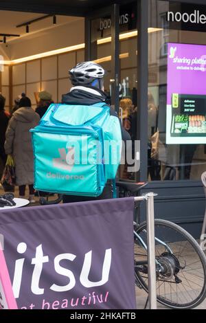 Vista sulla città di Bath, Somerset, Regno Unito. Diliveroo pilota collezionista da Itsu. Foto Stock