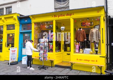 Vista sulla città di Bath, Somerset, Regno Unito. Il negozio Little Yellow su Walkt St., sede di molti negozi indipendenti. Foto Stock