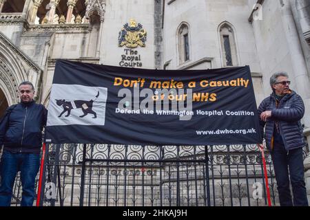 Londra, Regno Unito 2nd febbraio 2022. I manifestanti si sono riuniti al di fuori delle corti reali di giustizia per il secondo giorno della sfida legale contro l'acquisizione di pratiche di GP NHS da parte della società americana Centene. Foto Stock