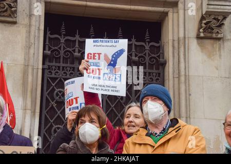 Londra, Regno Unito 2nd febbraio 2022. I manifestanti si sono riuniti al di fuori delle corti reali di giustizia per il secondo giorno della sfida legale contro l'acquisizione di pratiche di GP NHS da parte della società americana Centene. Foto Stock