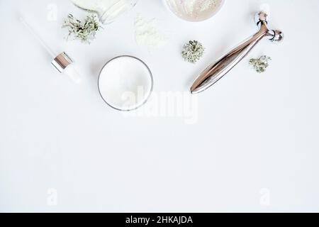 Cosmetici benessere per la cura del viso. Maschera in alginato, cerotti trasparenti, crema e massaggiatore. Ialuronico e cosmetico idratante. Prodotti per dermatologia . NAT Foto Stock