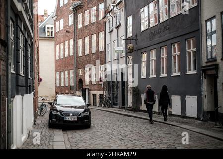 Magstraede è una delle due strade più antiche di Copenaghen. La strada è stata creata nel 1520 quando la costa è stata spostata al Nyropgade di oggi. Foto Stock