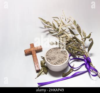 ciotola con ceneri e ramo di olive. concetto di mercoledì delle ceneri Foto Stock