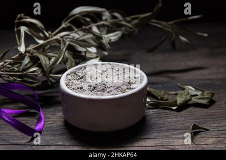 ciotola con ceneri e ramo di olive. concetto di mercoledì delle ceneri Foto Stock