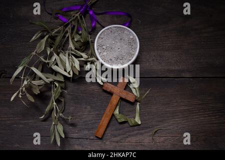 ciotola con ceneri e ramo di olive. concetto di mercoledì delle ceneri Foto Stock