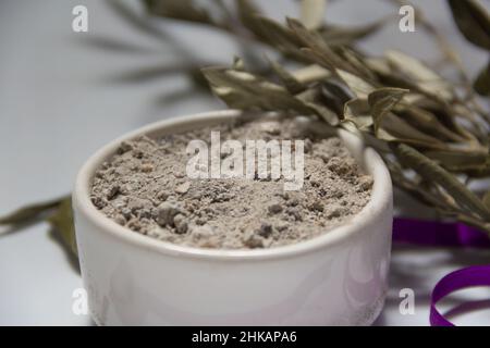 ciotola con ceneri e ramo di olive. concetto di mercoledì delle ceneri Foto Stock