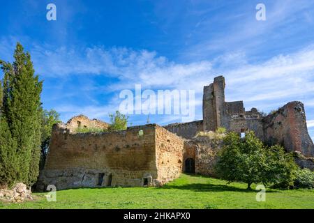 Centro storico, Via del Pretorio, Vista sulla Rocca Aldobrandesca, Sovana, Toscana, Italia, Europa Foto Stock