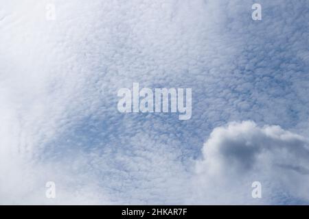 Molte piccole nuvole nel cielo Foto Stock