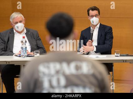 Ahlen, Germania. 03rd Feb 2022. Il Presidente del Ministro del Nord Reno-Westfalia Hendrik Wüst (CDU, r) e il Ministro della Sanità della NRW Karl-Josef Laumann (CDU, l) parlano a una tavola rotonda con gli studenti del corso di storia avanzata presso la St. Michael's High School. L'occasione è il 75th° anniversario del programma Ahlen della CDU. Credit: Friso Gentsch/dpa/Alamy Live News Foto Stock