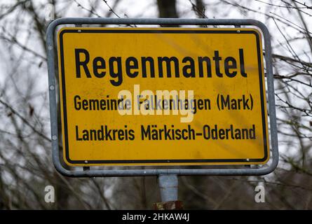 Regenmantel, Germania. 01st Feb 2022. Un cartello con il nome del villaggio Raincoat si trova all'ingresso del villaggio. Il giovedì è per lo più coperto. Intorno a mezzogiorno, la pioggia entra da ovest, raggiungendo il fiume Oder nel pomeriggio. La temperatura sale da cinque a otto gradi il giovedì e c'è solo un vento leggero. Credit: Monika Skolimowska/dpa-Zentralbild/ZB/dpa/Alamy Live News Foto Stock