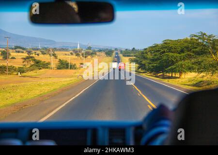 Vista del conducente sulla situazione del traffico sull'autostrada del Kenya attraverso la Great Rift Valley ad ovest di Nairobi, Kenya Foto Stock