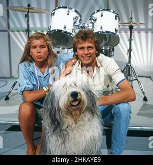 Anke Engelke, Bobtail Wuschel und Benny Schnier als Moderatoren vom Ferienkalender im ZDF Ferienprogramm für Kinder, Deutschland 1979 - 1989. Foto Stock