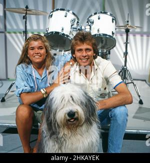 Anke Engelke, Bobtail Wuschel und Benny Schnier als Moderatoren vom Ferienkalender im ZDF Ferienprogramm für Kinder, Deutschland 1979 - 1989. Foto Stock