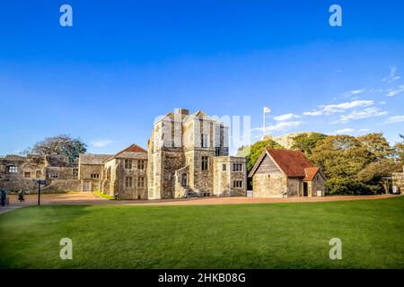 I terreni interni e gli edifici del Castello di Carisbrooke sull'Isola di Wight, Inghilterra. Carlo i fu imprigionato qui prima del suo processo e della sua esecuzione. Foto Stock