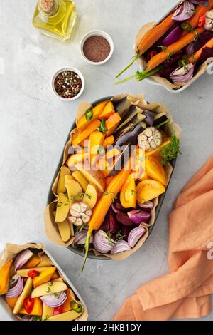 Verdure fresche tritate cucinate al forno in vari piatti di ceramica, vista dall'alto Foto Stock