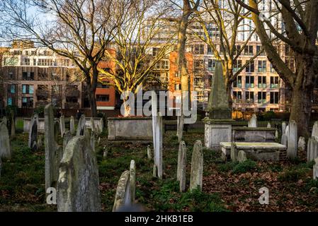 Bunhill Fields sepoltura e dintorni moderni uffici ed edifici residenziali. Si tratta di un ex cimitero fondato nel 1665, Londra, Inghilterra, Regno Unito Foto Stock
