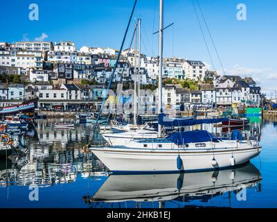 Una giornata di sole a Brixham nel sud del Devon. Foto Stock