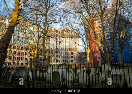 Bunhill Fields sepoltura e dintorni moderni uffici ed edifici residenziali. Si tratta di un ex cimitero fondato nel 1665, Londra, Inghilterra, Regno Unito Foto Stock