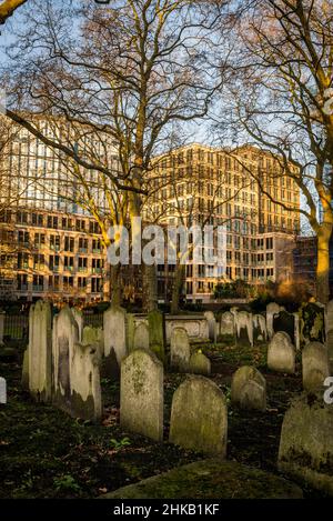 Bunhill Fields sepoltura e dintorni moderni uffici ed edifici residenziali. Si tratta di un ex cimitero fondato nel 1665, Londra, Inghilterra, Regno Unito Foto Stock