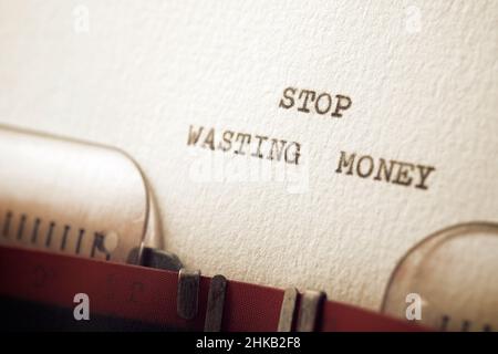 Smetta di sprecare il testo di soldi scritto con un typewriter. Foto Stock
