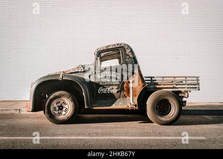 Retrò pick up camion parcheggiato su una strada con muro bianco backgroud, Southsea hot dog Co. Foto Stock