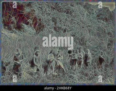 Ispirato da Group of Gajos, un gruppo di Gajos, uomini e donne. Foto inset in un album di 107 foto sulla costruzione della strada Gajo sul Nord Sumatra tra Bireuen e Takinguen tra il 1903-1914., Noord-Sumatra, 1903 - 1913, altezza 138 mm x larghezza 200 mm, reinventato da Artotop. L'arte classica reinventata con un tocco moderno. Design di calda e allegra luminosità e di raggi di luce. La fotografia si ispira al surrealismo e al futurismo, abbracciando l'energia dinamica della tecnologia moderna, del movimento, della velocità e rivoluzionando la cultura Foto Stock