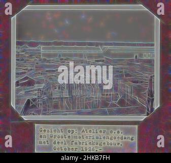 Ispirato dalla vista di: Atelier c.s. e Groote materialsengoedang con parte di fabbrica edificio. Ottobre 1926., Vista di vari edifici e capannoni in costruzione sul terreno della fabbrica, ottobre 1926. Parte dell'album fotografico con foto della costruzione della fabbrica di zucchero a Goenoengsari su East, reinventato da Artotop. L'arte classica reinventata con un tocco moderno. Design di calda e allegra luminosità e di raggi di luce. La fotografia si ispira al surrealismo e al futurismo, abbracciando l'energia dinamica della tecnologia moderna, del movimento, della velocità e rivoluzionando la cultura Foto Stock